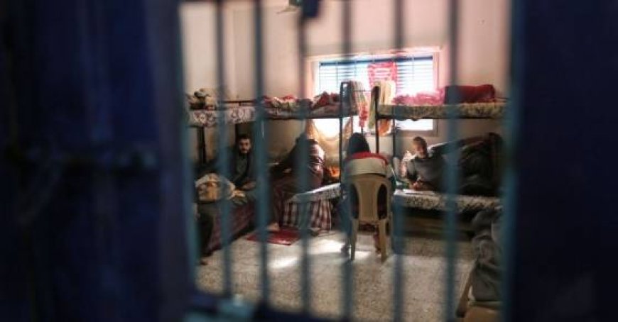 إدارة سجن "النقب" تواصل عزل 68 أسيرًا جماعيًا