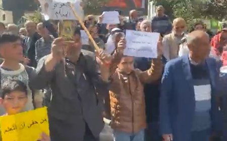 اعتصام لأولياء الامور والمعلمين على دوار ابن رشد وسط مدينة الخليل