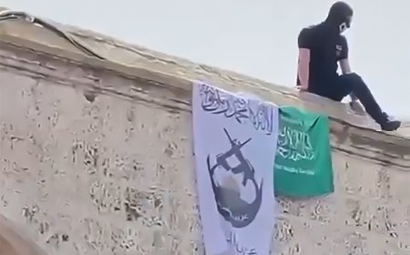 شبان يرفعون شعار عرين الأسود وراية حركة حماس في المسجد الأقصى