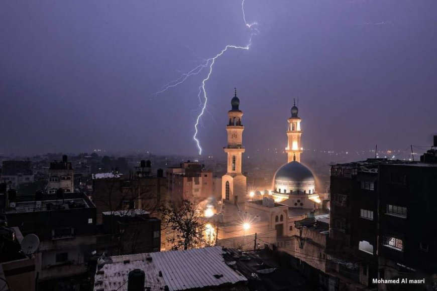 لقطات تظهر البرق في سماء غزة بالليل مع استمرار هطول الأمطار