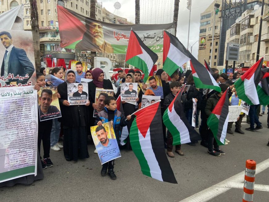 وقفة وسط رام الله لأهالي الشهداء المحتجزة جثامينهم في ثلاجات الاحتلال للمطالبة باستردادها