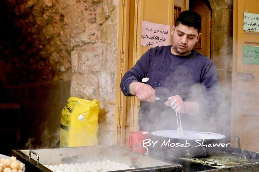 صناعة حلوى العوامة "لقمة القاضي" داخل البلدة القديمة في الخليل
