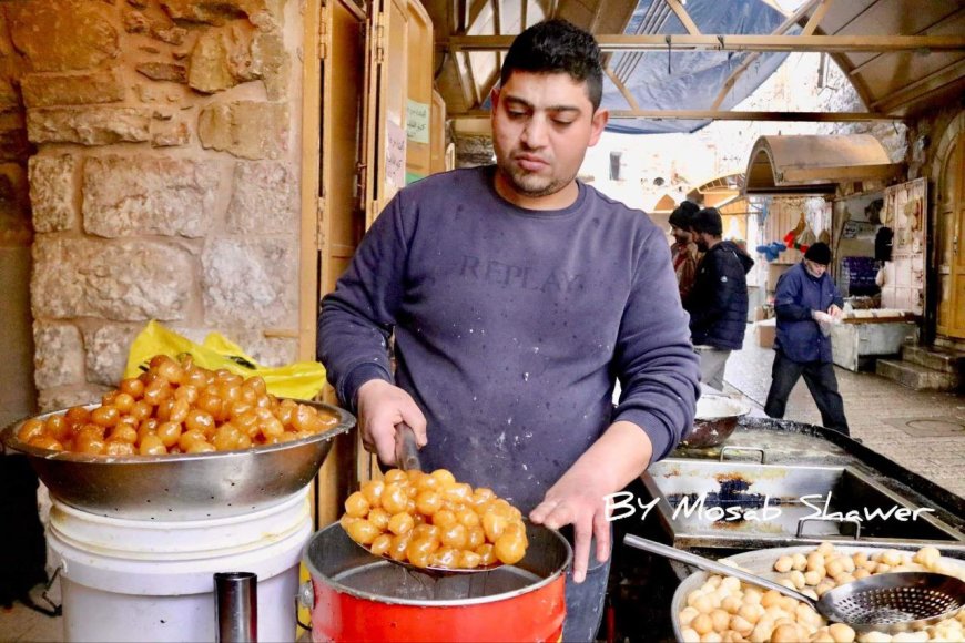 صناعة حلوى العوامة "لقمة القاضي" داخل البلدة القديمة في الخليل