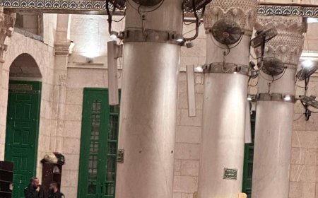 قوات الاحتلال تقتحم المصلى القبلي بالأقصى وتخرج بالقوة المعتكفين والمرابطين فيه