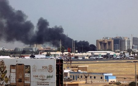 عمليات لإجلاء الأجانب من السودان وواشنطن تعلق عمل سفارتها