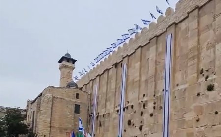 الاحتلال يدنس المسجد الإبراهيمي الشريف في مدينة الخليل ويرفع علمه على أسواره