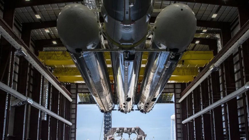 تُظهر SpaceX صقر Falcon Heavy قبل الإطلاق السادس لصاروخ ضخم