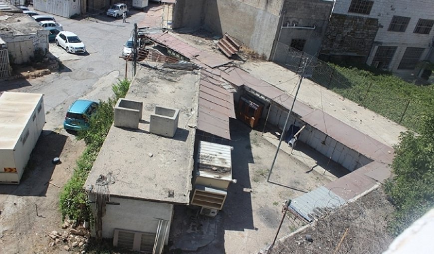 الاحتلال يهدم  5 محلات تجارية بالخليل وإخطارات وقف البناء في نعلين