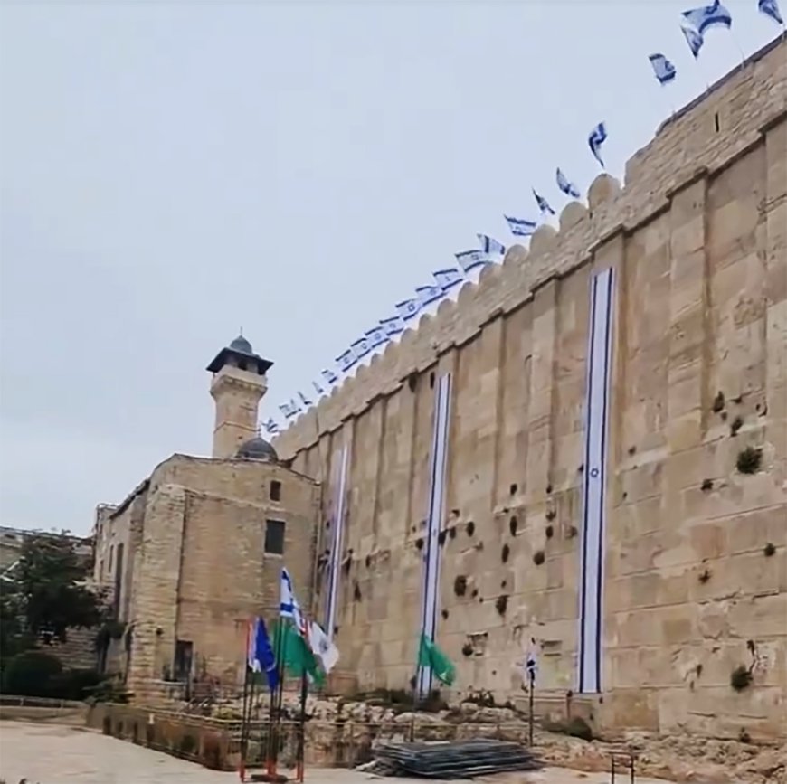 الاحتلال يدنس المسجد الإبراهيمي الشريف في مدينة الخليل ويرفع علمه على أسواره
