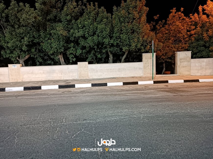 صور: إعادة دهان حجر الارصفة في شارع مسجد النبي يونس بحلحول