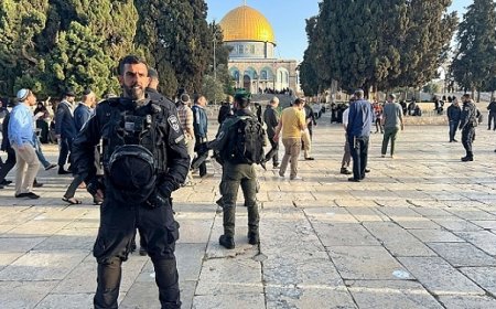 مستوطنون يقتحمون الأقصى وتقييدات على دخول الفلسطينيين للمسجد