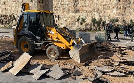 بلدية الاحتلال تجرف أرض سوق الجمعة بالقدس