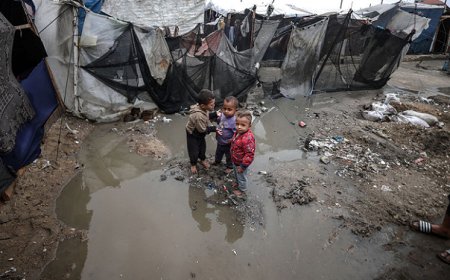 الحرب على غزة: غرق خيام نازحين على شاطئ دير البلح وفي خانيونس واشتباكات بمنطقة رفح